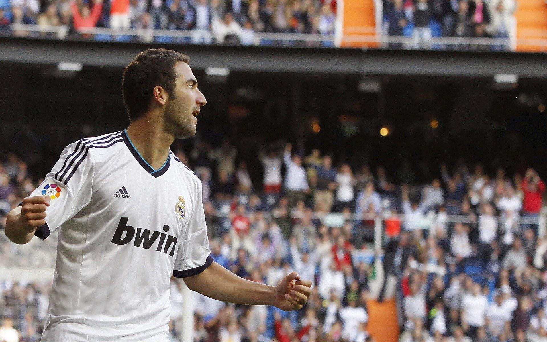 阿莫林与伴侣曼市驾跑车畅游 难得闲暇时光引发足球界关注